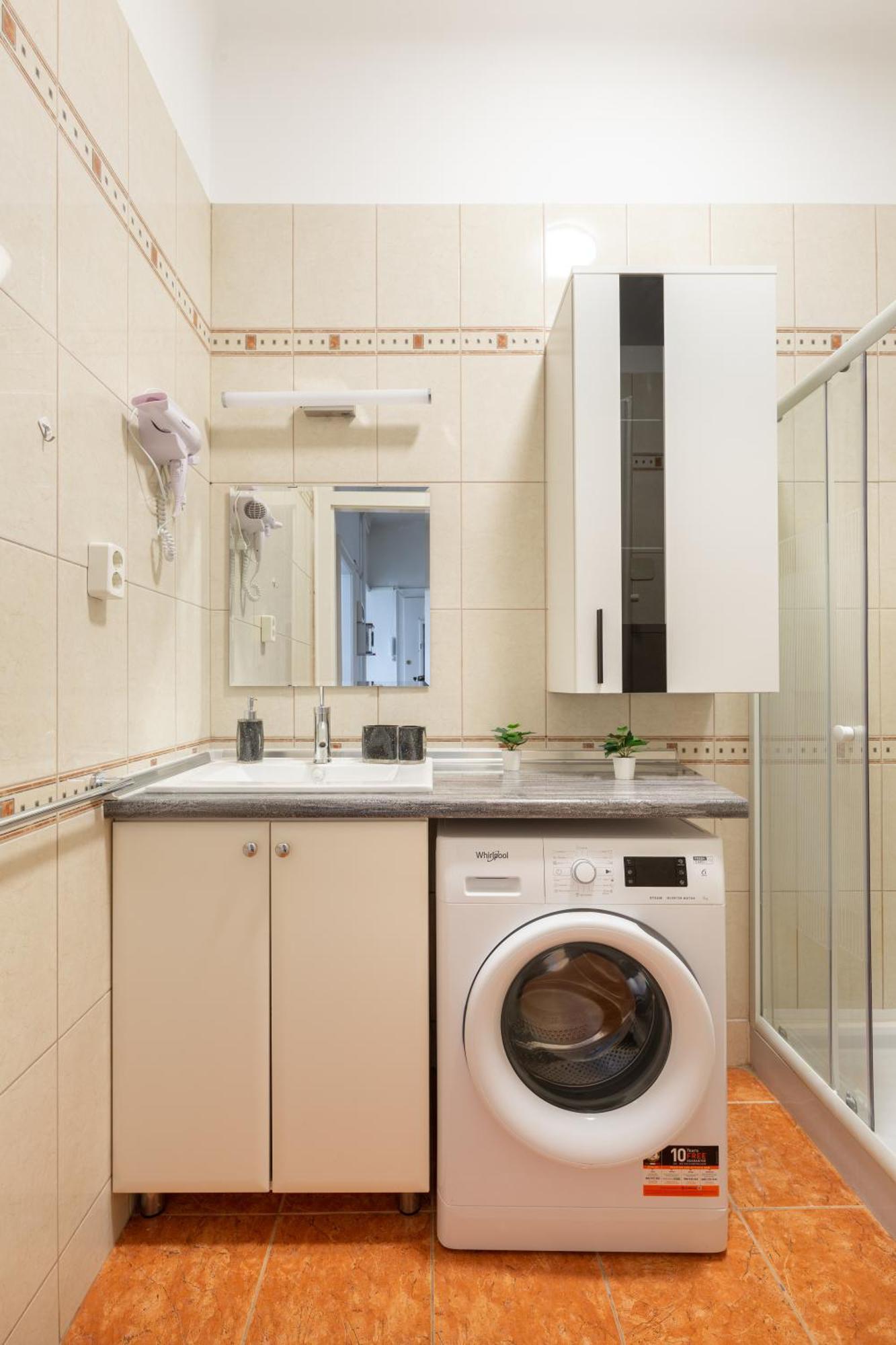 Adorable And Charming 2br In Center, Astoria *