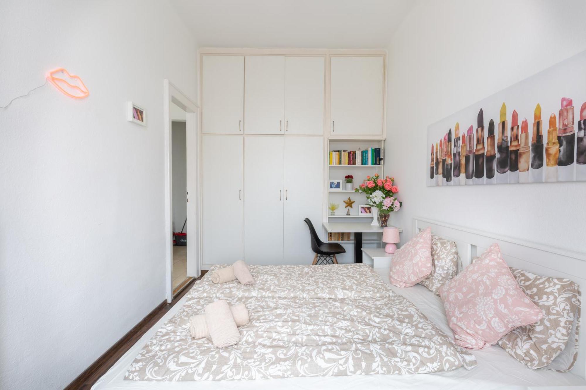 Adorable And Charming 2br In Center, Astoria