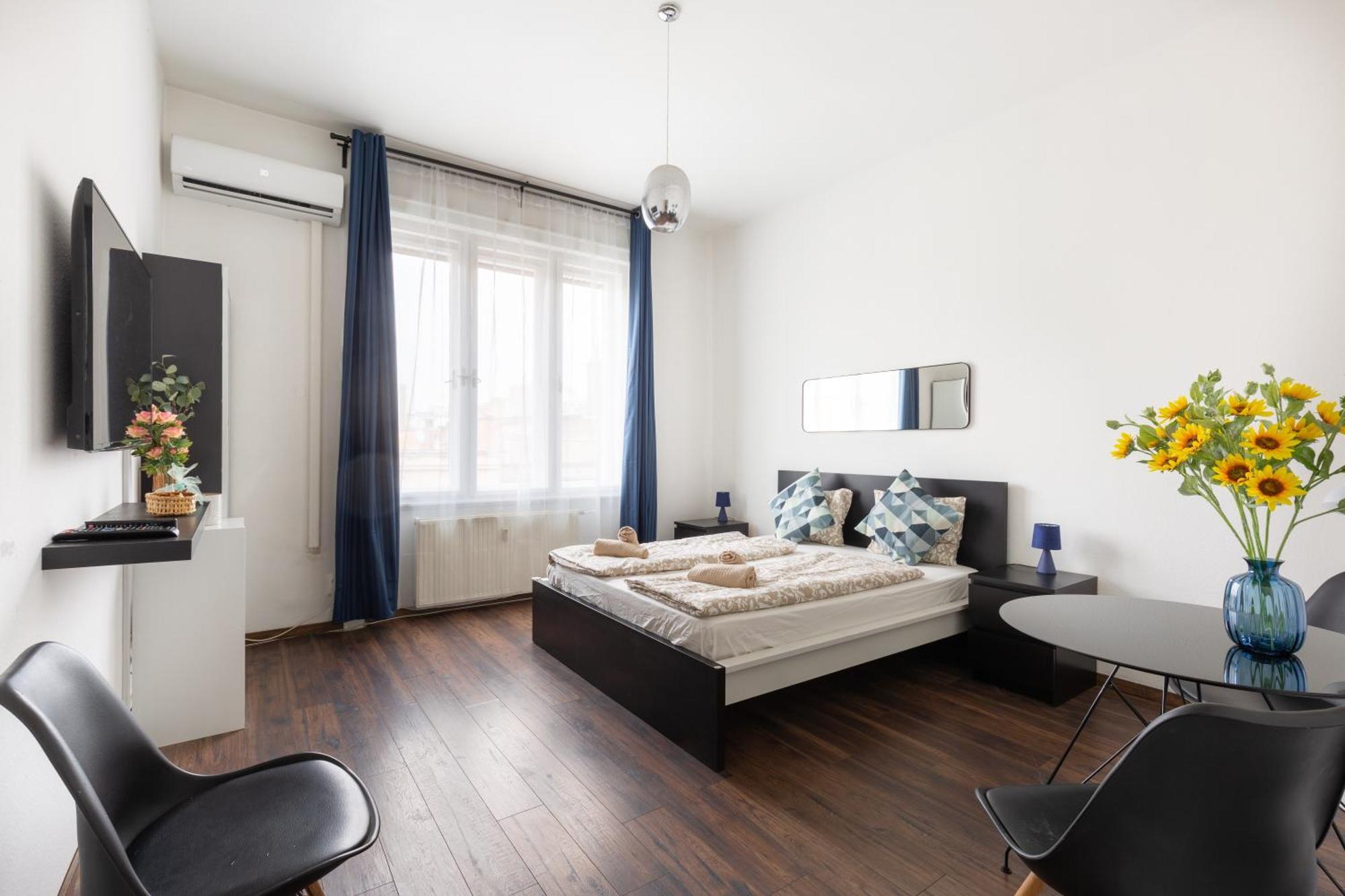 Adorable And Charming 2br In Center, Astoria