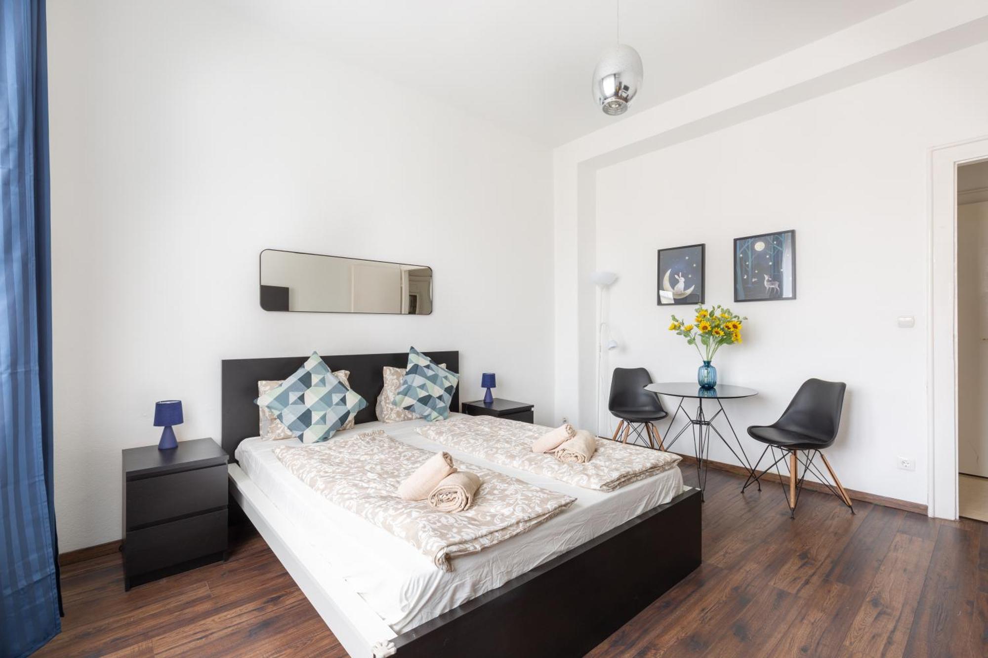 Adorable And Charming 2br In Center, Astoria דירה *