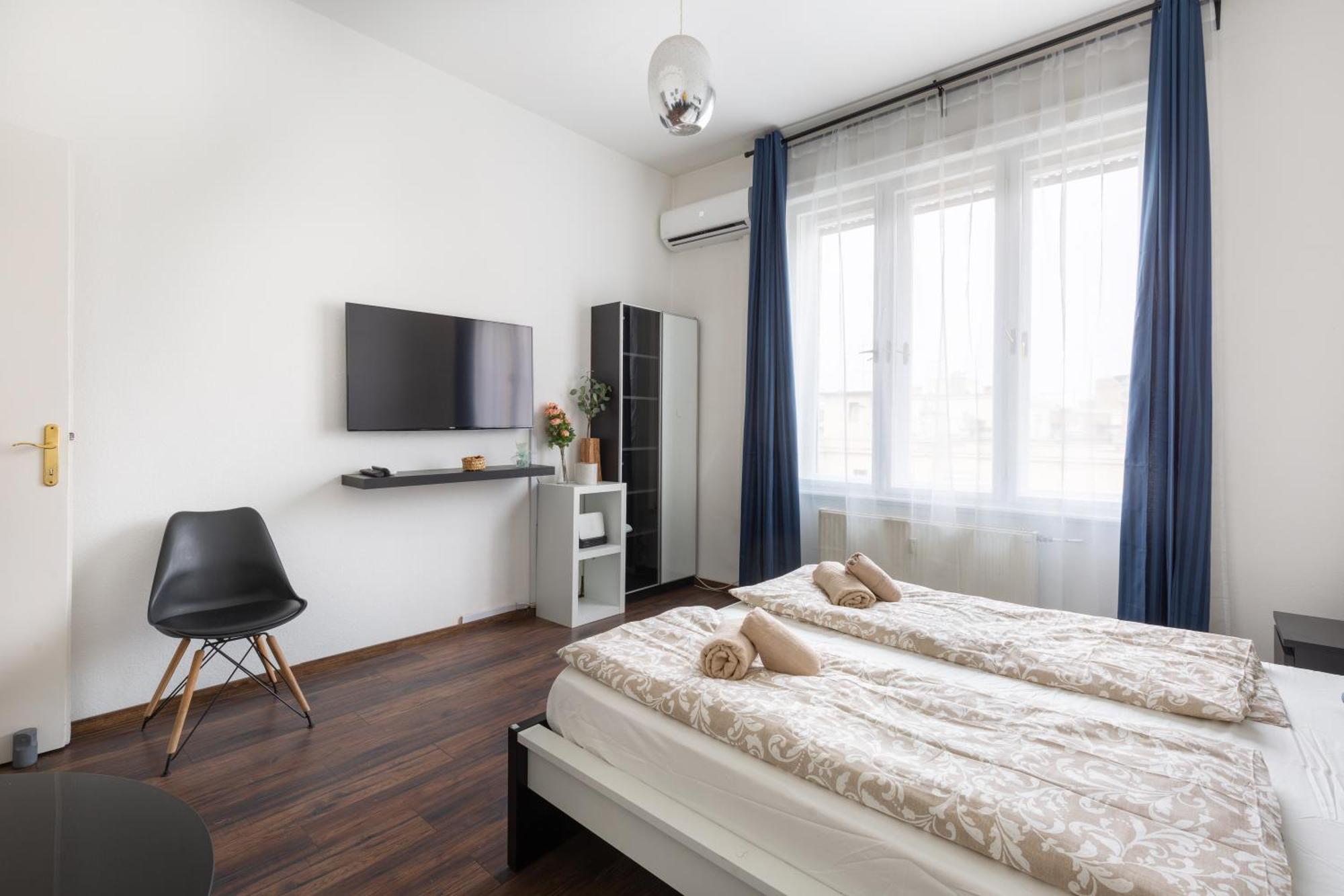 Adorable And Charming 2br In Center, Astoria