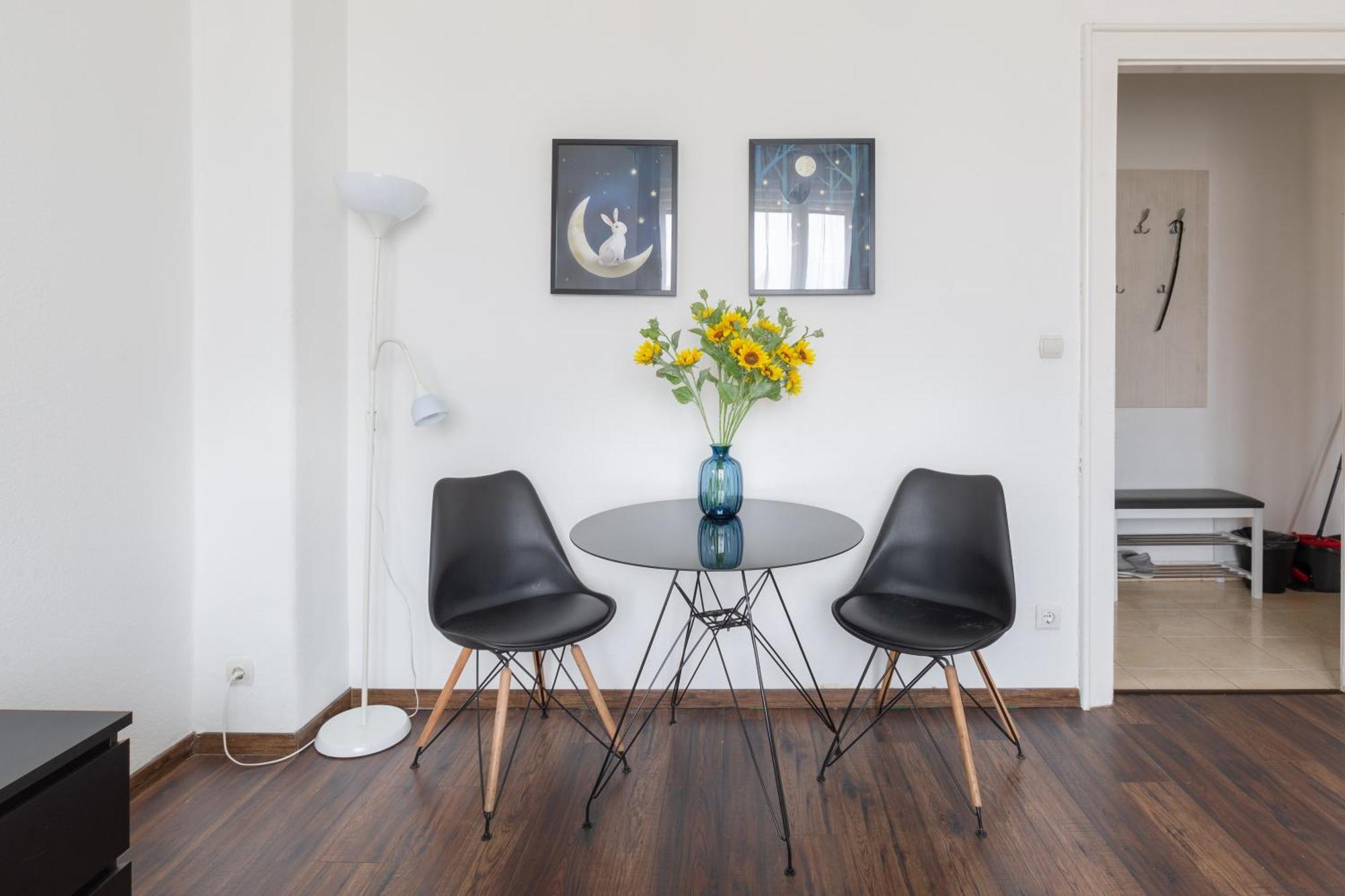 Adorable And Charming 2br In Center, Astoria